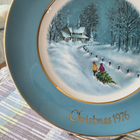 Vintage Avon Wedgwood 1976 Christmas Collectible Plate "Bringing Home The Tree" - Picture 5 of 10
